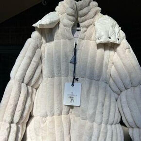 Women's Moncler White faux fur detachable hood down jacket size 3 NWT - Picture 15 of 16